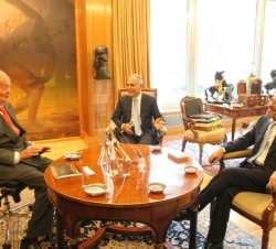 Su Majestad el Rey con el ministro de Asuntos Exteriores y de Cooperación del Reino de Marruecos, Salaheddine Mezouar y el embajador del Reino de Marr